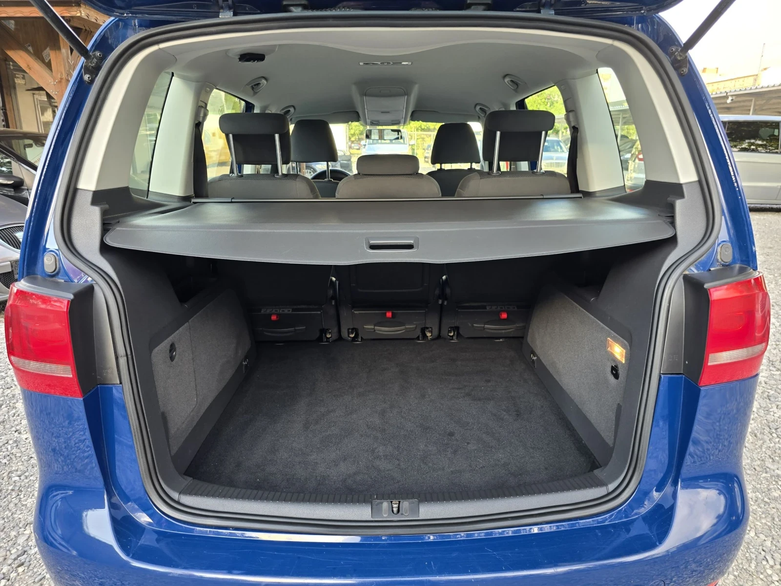 VW Touran 1.6 TDI, снимка 10 - Автомобили и джипове - 55320231
