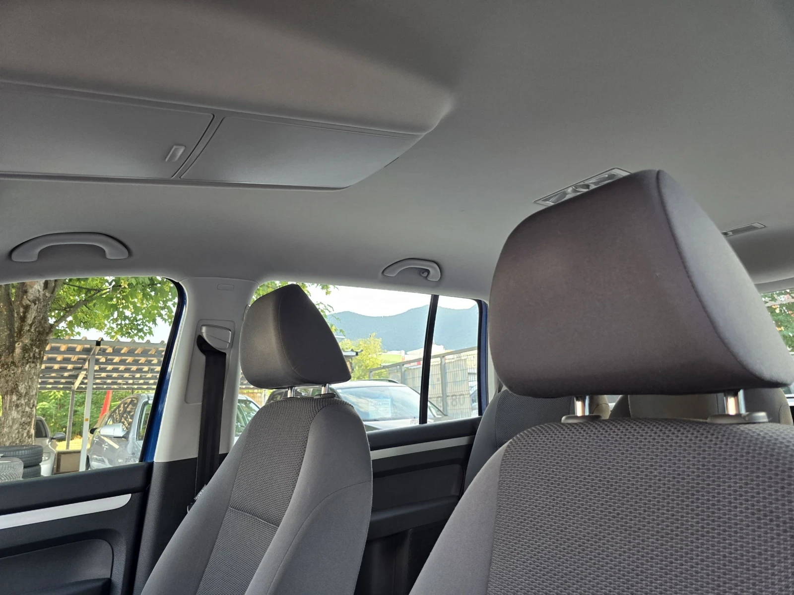 VW Touran 1.6 TDI, снимка 15 - Автомобили и джипове - 55320231