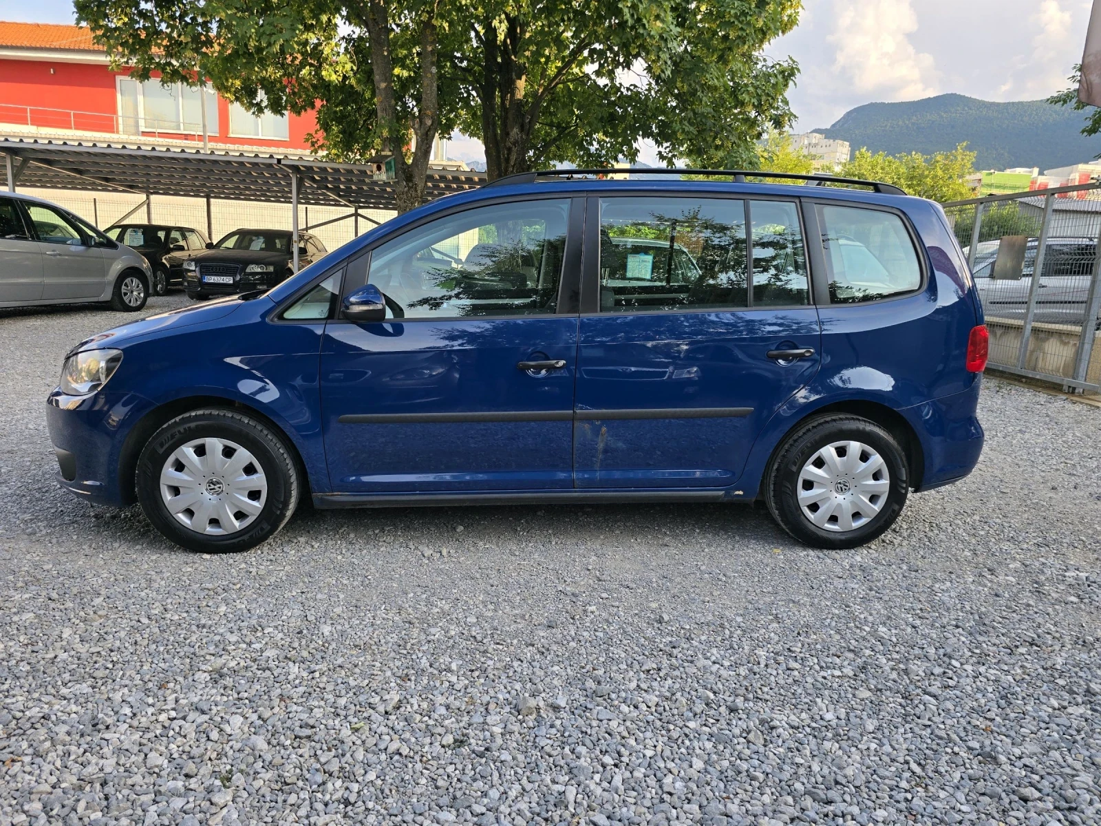VW Touran 1.6 TDI, снимка 5 - Автомобили и джипове - 55320231