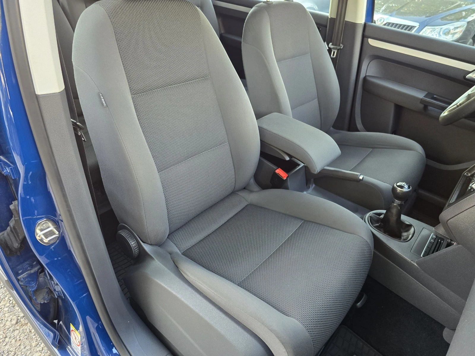 VW Touran 1.6 TDI, снимка 7 - Автомобили и джипове - 55320231