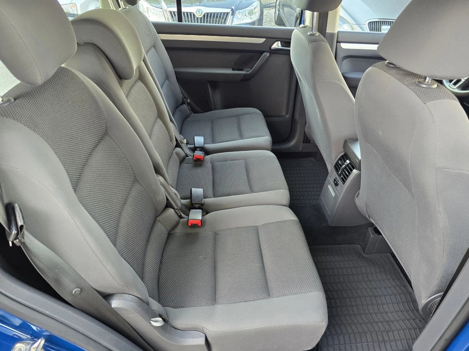 VW Touran 1.6 TDI, снимка 8 - Автомобили и джипове - 55320231