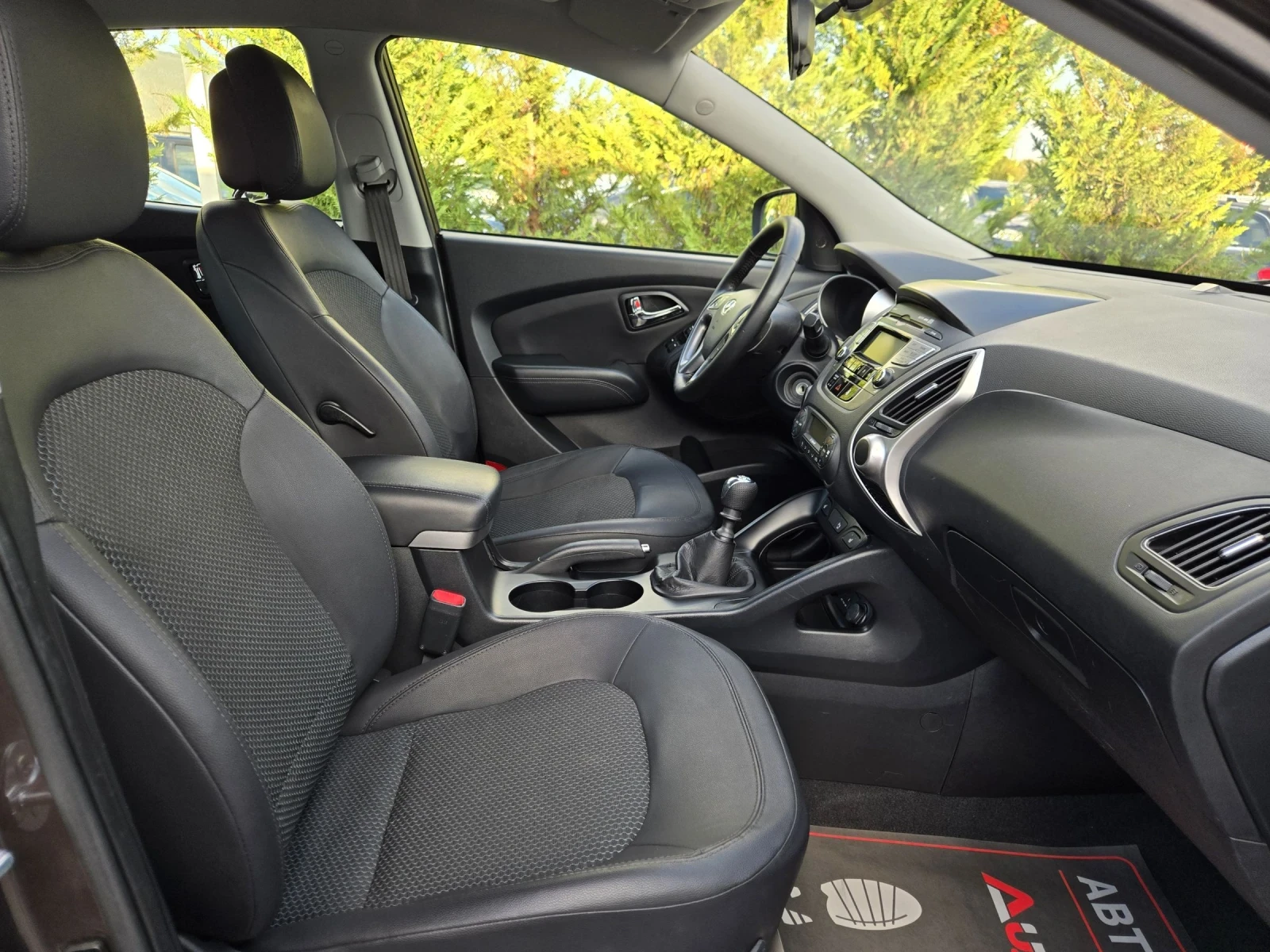 Hyundai IX35 1.6i-135кс= 6ск= ПОДГРЕВ= КЛИМАТРОНИК, снимка 14 - Автомобили и джипове - 56330923