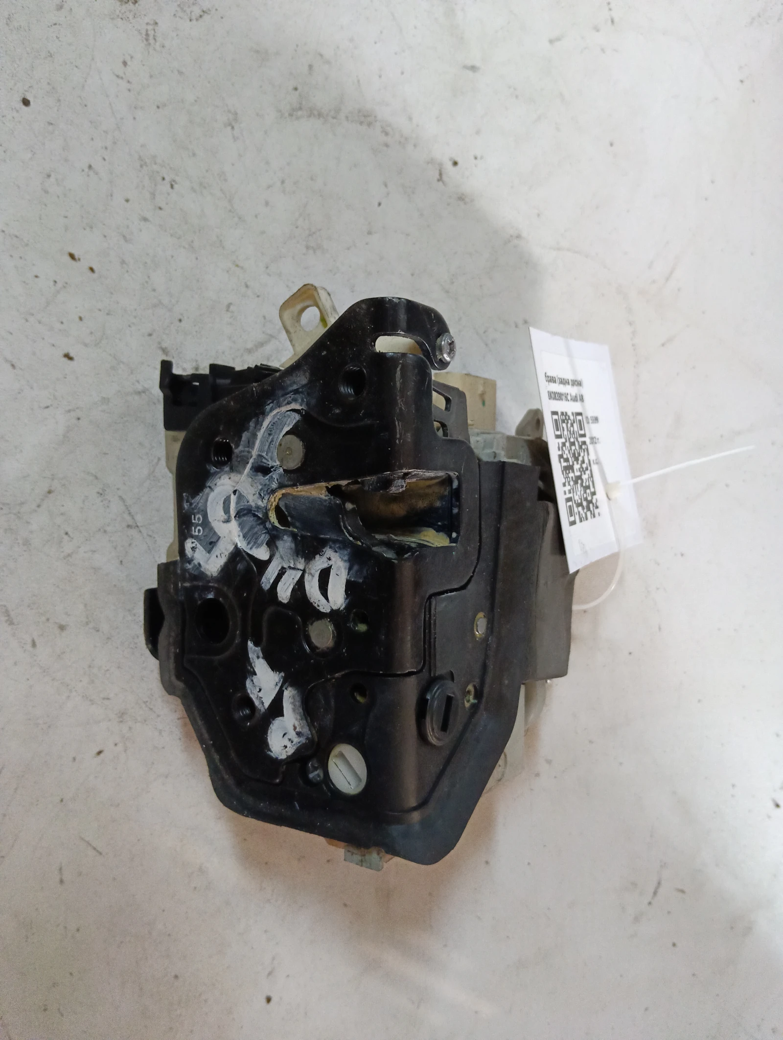 брава (задна дясна) 8K0839016C Audi A8