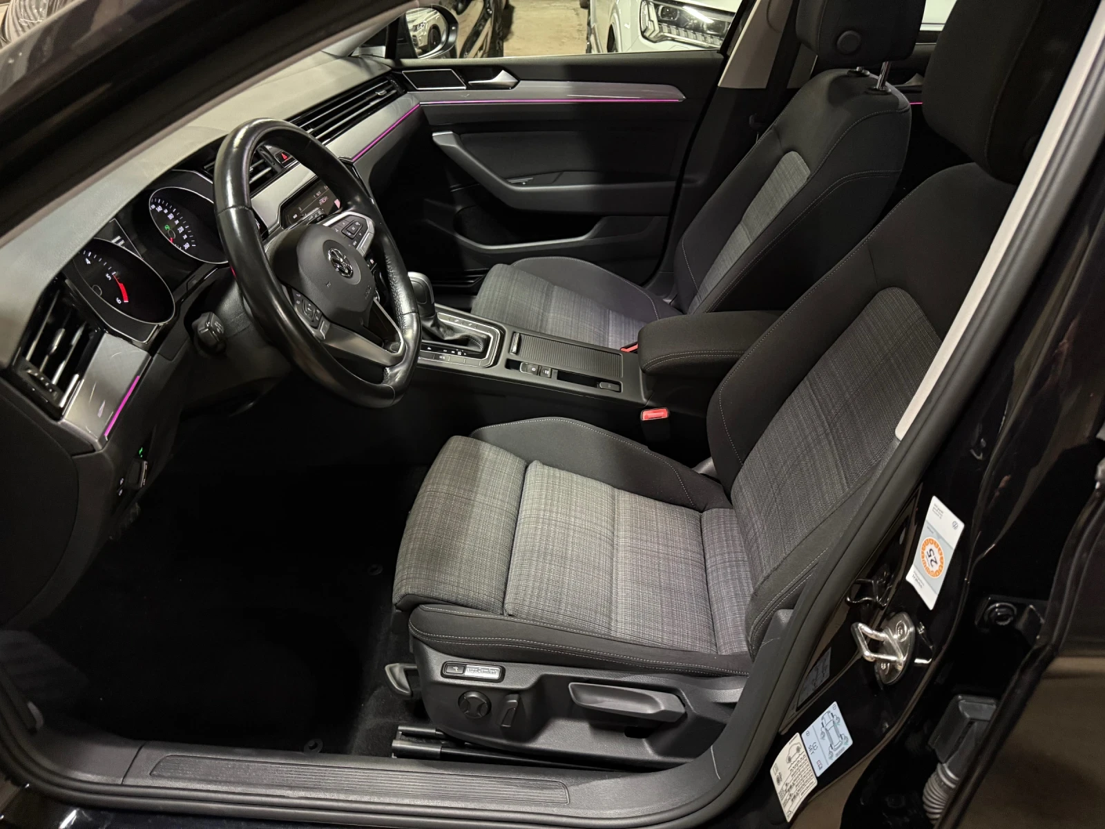 VW Passat 2.0TDI/Distronic/Camera/Massage/Panorama | Mobile.bg   8