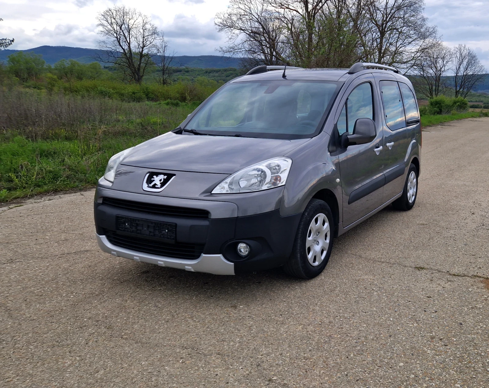Peugeot Partner 1.6 HDI 2011г евро 5, снимка 7 - Автомобили и джипове - 54417409