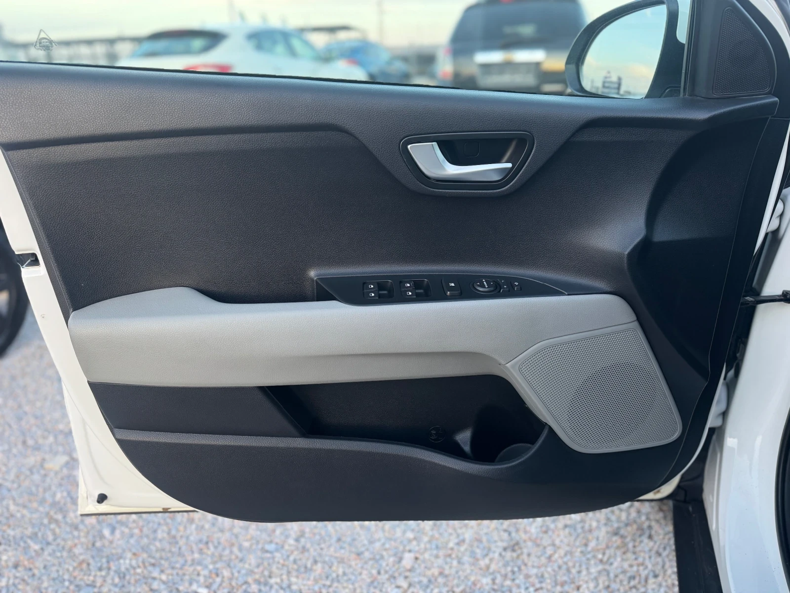 Kia Stonic 1.6CRDI, снимка 8 - Автомобили и джипове - 53708004