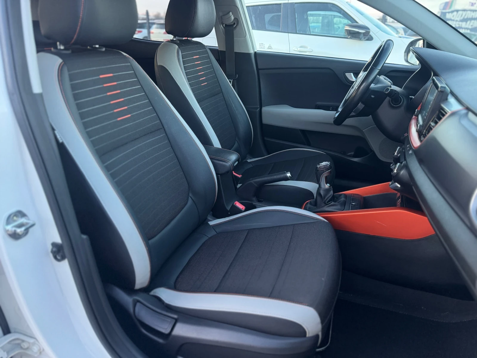 Kia Stonic 1.6CRDI, снимка 13 - Автомобили и джипове - 53708004