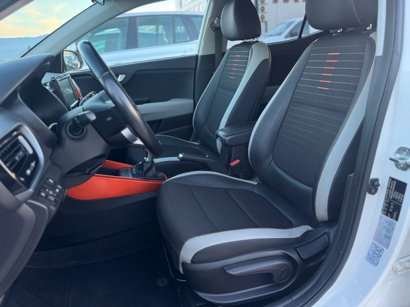 Kia Stonic 1.6CRDI, снимка 9 - Автомобили и джипове - 53708004