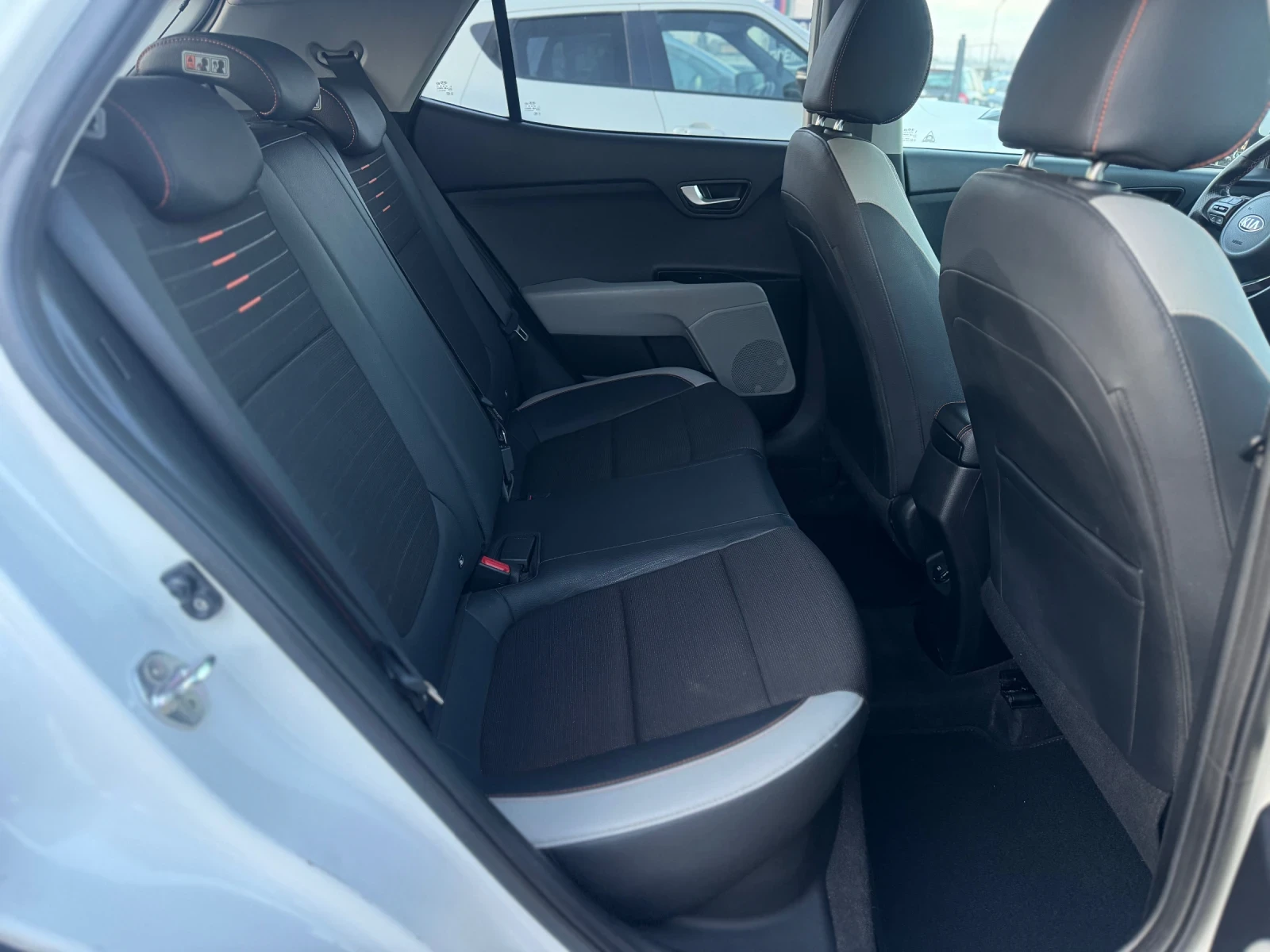 Kia Stonic 1.6CRDI, снимка 11 - Автомобили и джипове - 53708004