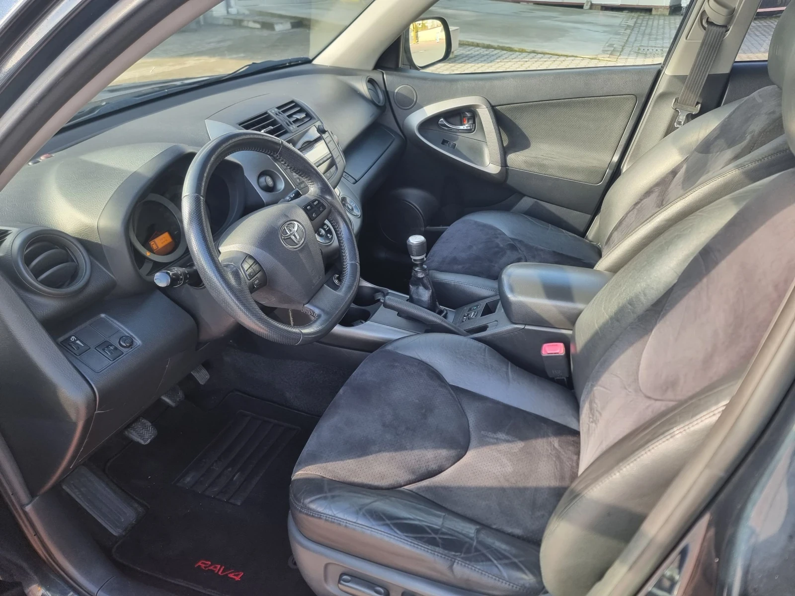 Toyota Rav4 2.2 D4D , снимка 11 - Автомобили и джипове - 54075345