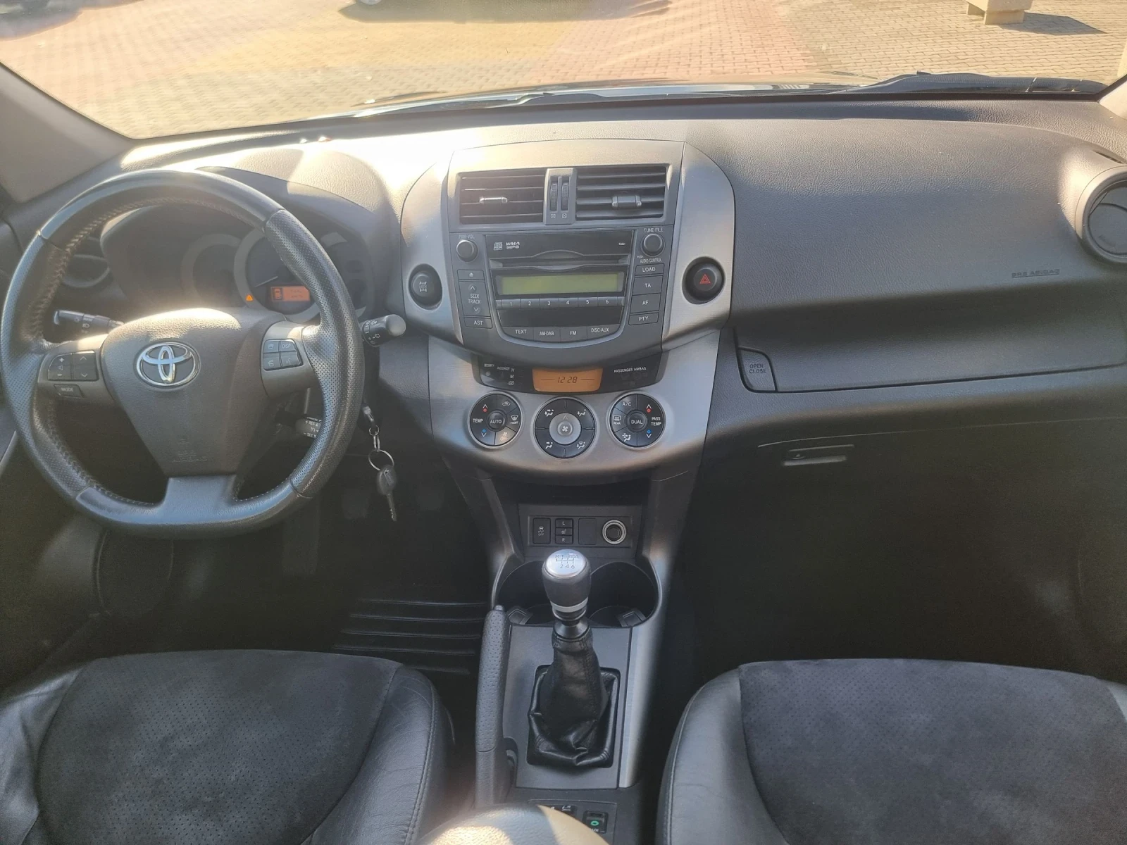 Toyota Rav4 2.2 D4D , снимка 9 - Автомобили и джипове - 54075345