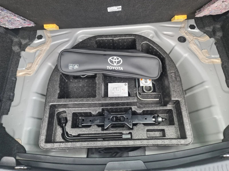 Toyota Auris 2.0 D4D Key Less Go Камера Климатроник, снимка 11 - Автомобили и джипове - 49016332