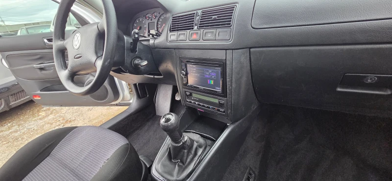 VW Golf 1.6 бензин, снимка 10 - Автомобили и джипове - 52076341