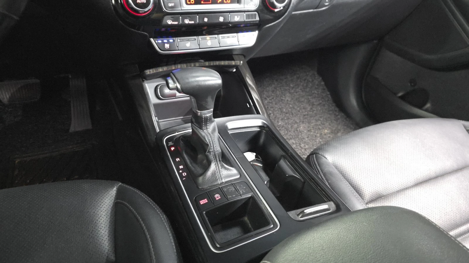 Kia Sorento 2.2* KEYLESS* ПОДГРЕВ ВОЛАН* ЕЛ. БАГАЖНИК* КРАЙНА , снимка 9 - Автомобили и джипове - 55302248