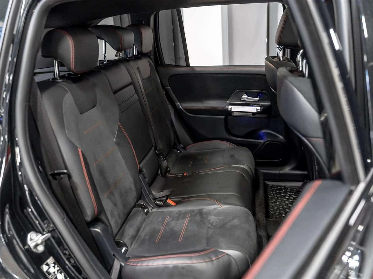 Mercedes-Benz GLB * AMG 35| Night Pkg| Accident Free| One Owner| AMG, снимка 11 - Автомобили и джипове - 56277543