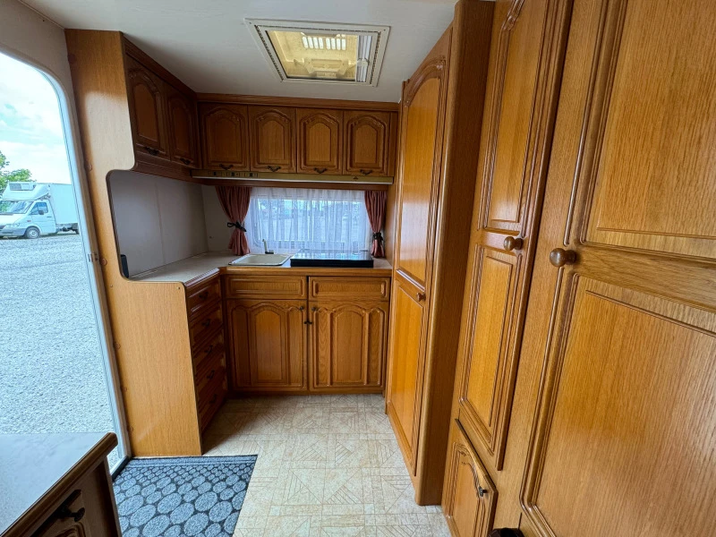 Каравана Hobby Prestige 425 Luxury 3-спални места, снимка 12 - Каравани и кемпери - 45965054