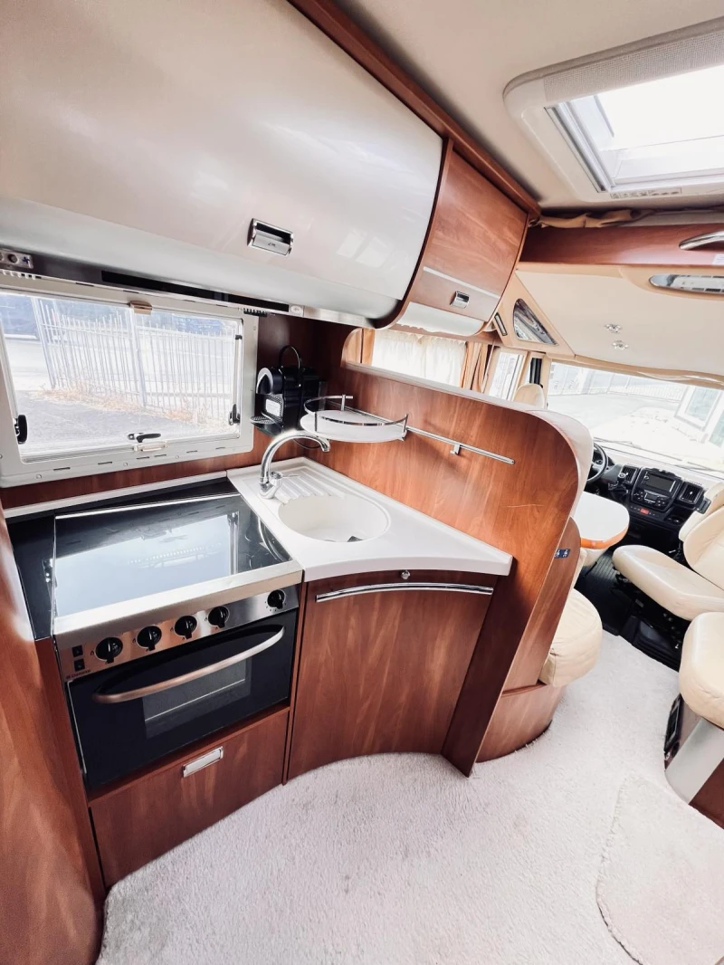 Кемпер Laika Kreos 7009, Солар, Инвертор, TV, Двоен под, снимка 10 - Каравани и кемпери - 51035586