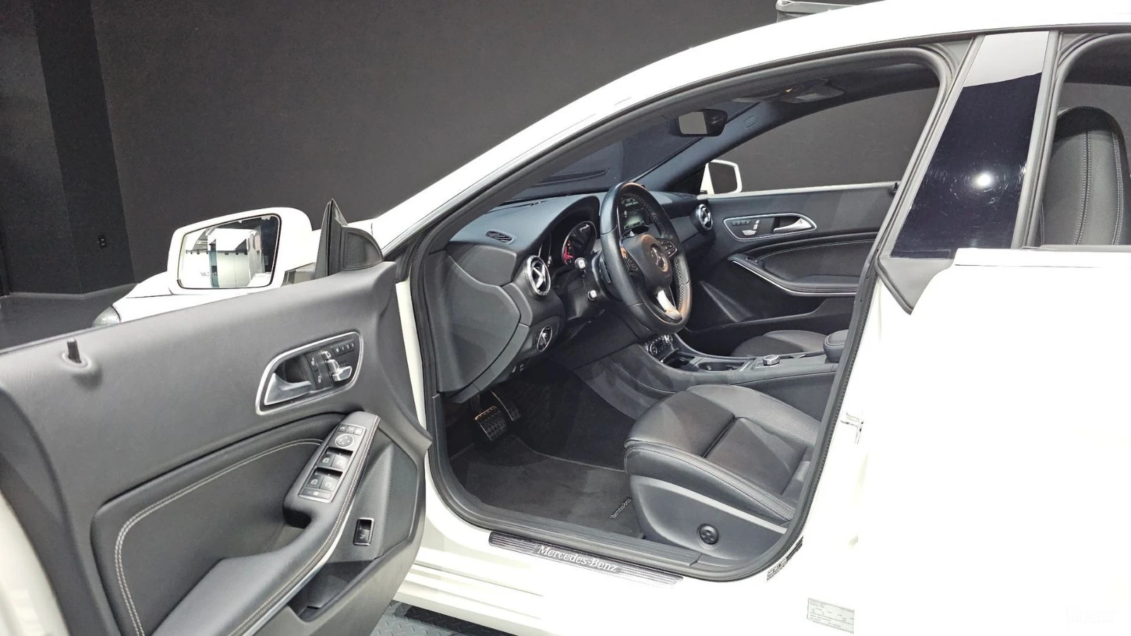 Mercedes-Benz CLA 250 4MATIC* КОЖА* ПОДГРЕВ* ПАНО* КАМЕРА, снимка 8 - Автомобили и джипове - 55536357