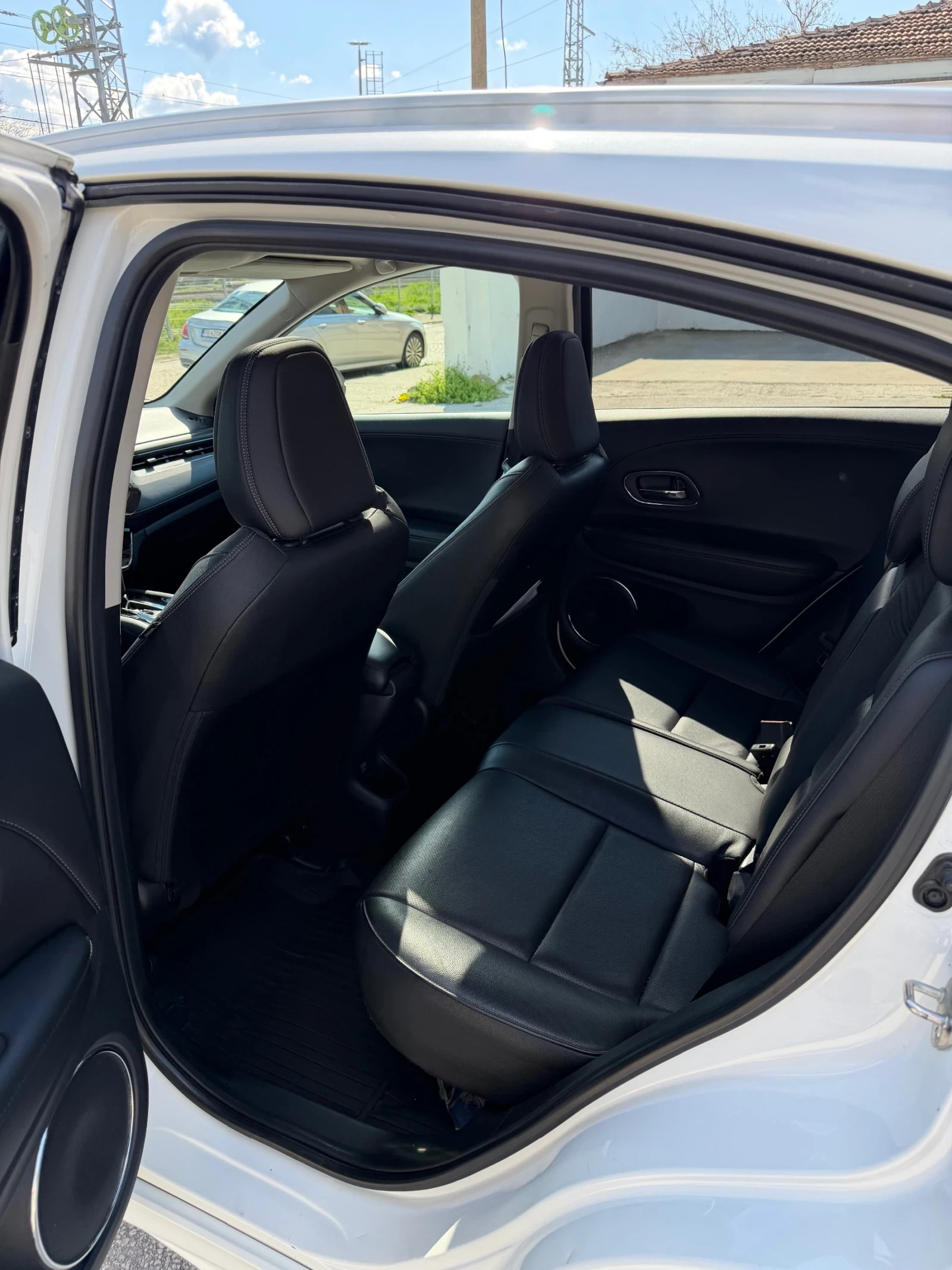 Honda Hr-v 1.8 i-vitec Touring, снимка 11 - Автомобили и джипове - 54097884