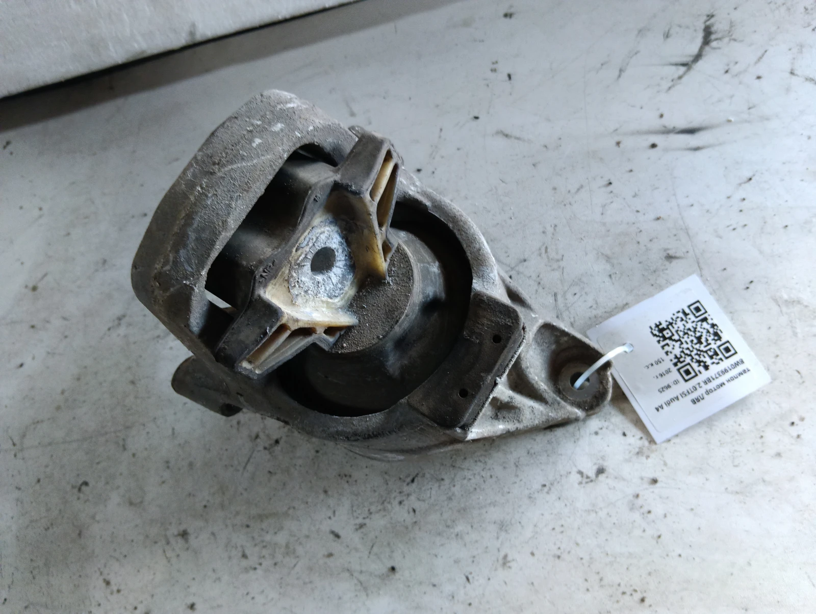 тампон мотор ЛЯВ 8W0199371BR 2.0TFSI Audi A4