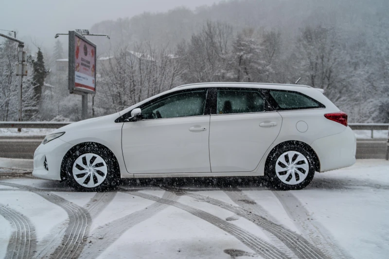 Toyota Auris 2.0 D-4D 124к.с ТОП! ПРОДАВА СЕ С ГАРАНЦИЯ, снимка 3 - Автомобили и джипове - 48436367