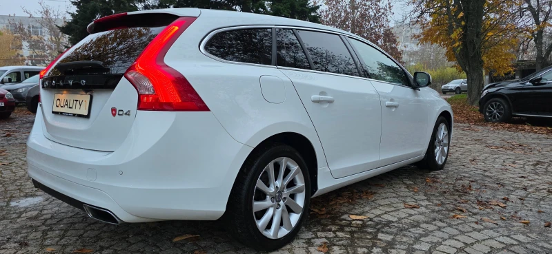 Volvo V60 2.0d * SUMMUM* AVTOMAT* KEYLESS* DISTRONIC* SWISS, снимка 5 - Автомобили и джипове - 52506510