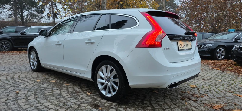 Volvo V60 2.0d * SUMMUM* AVTOMAT* KEYLESS* DISTRONIC* SWISS, снимка 7 - Автомобили и джипове - 52506510