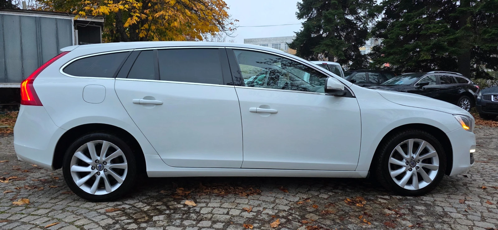 Volvo V60 2.0d * SUMMUM* AVTOMAT* KEYLESS* DISTONIC* SWISS - изображение 4