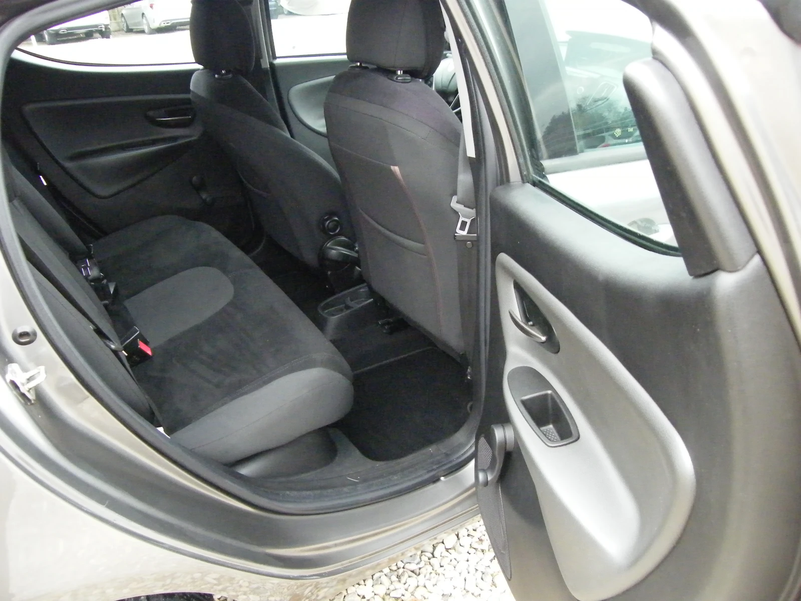 Lancia Ypsilon 1.2i EURO 6B GAZ  | Mobile.bg   13