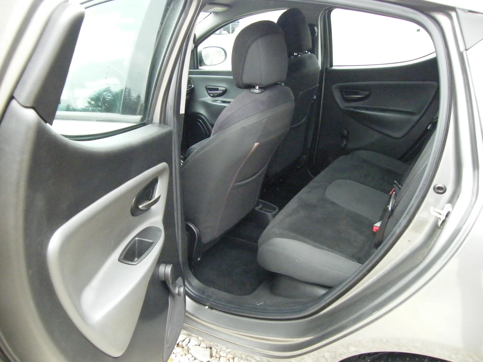 Lancia Ypsilon 1.2i EURO 6B GAZ  | Mobile.bg   12