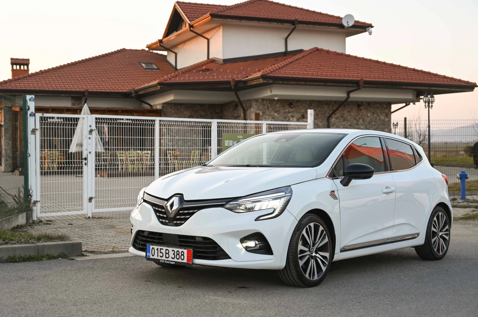 Renault Clio 1.6E-TechHybrid* INITIALE* КАМЕРА* LED* FULL, снимка 2 - Автомобили и джипове - 53869215