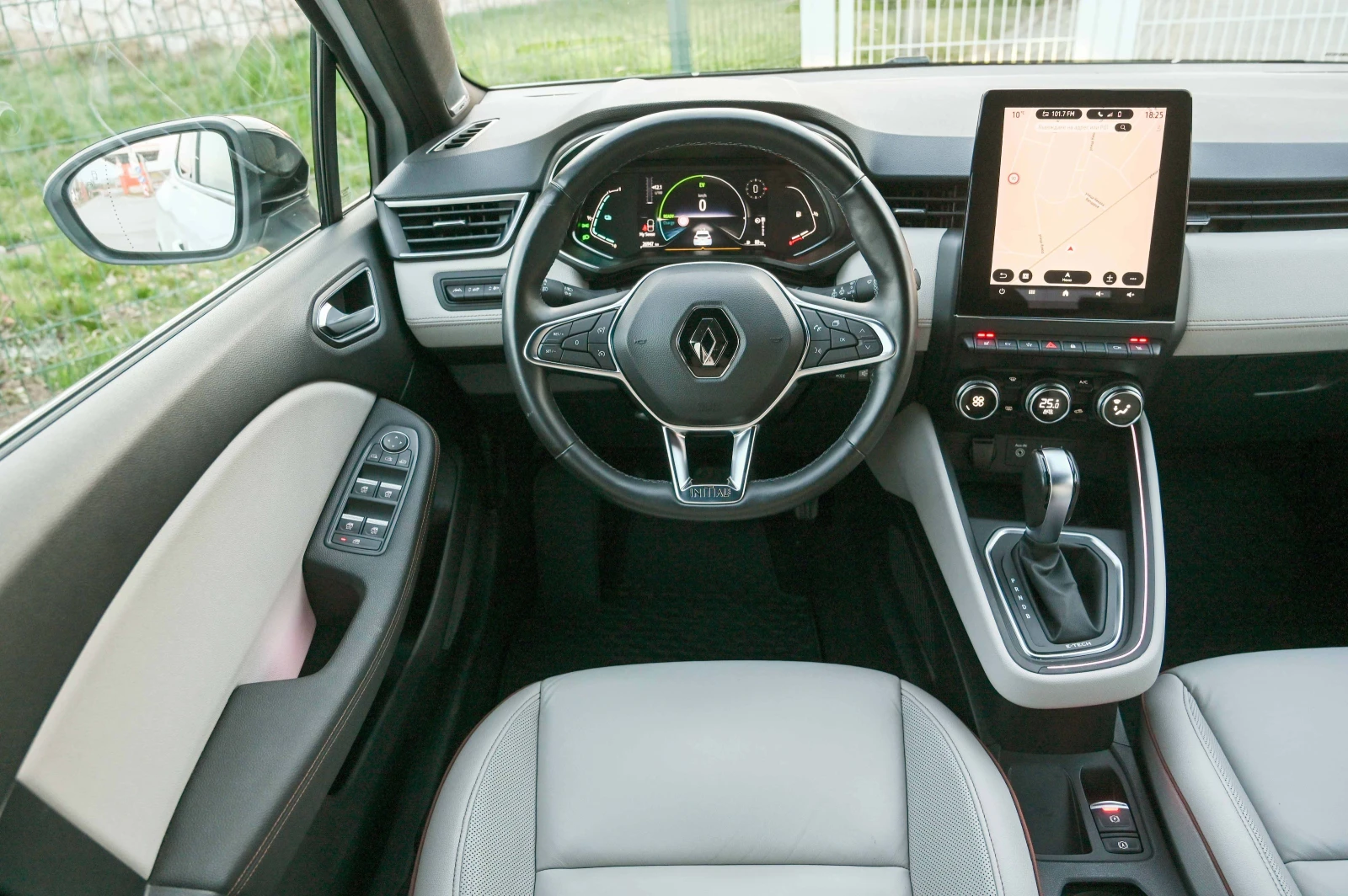 Renault Clio 1.6E-TechHybrid* INITIALE* КАМЕРА* LED* FULL, снимка 10 - Автомобили и джипове - 53869215