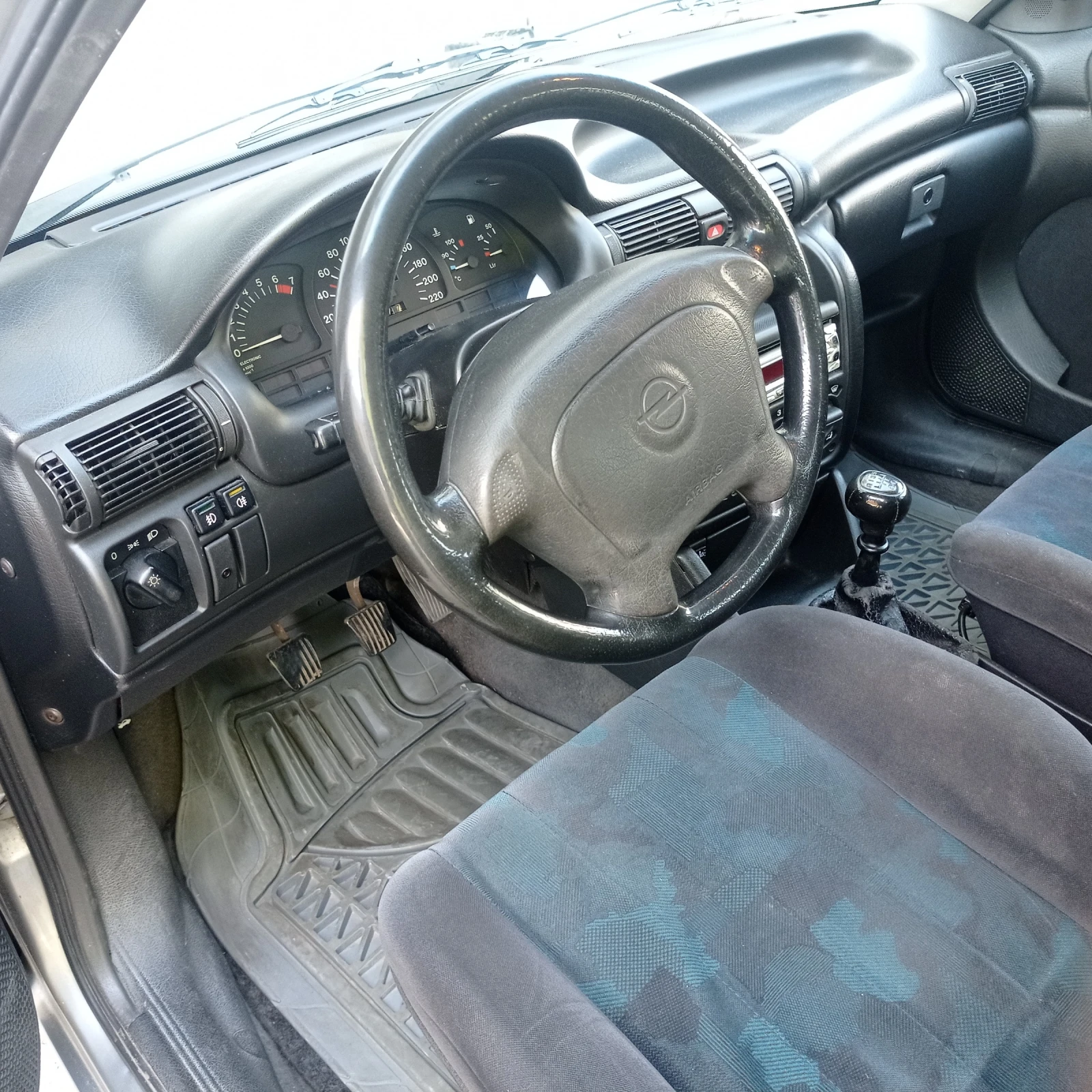 Opel Astra 1, 4, снимка 5 - Автомобили и джипове - 54450618