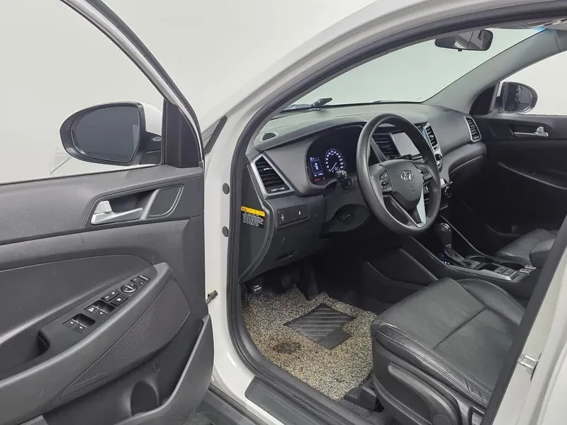 Hyundai Tucson 2.0 2WD STYLE, снимка 10 - Автомобили и джипове - 55801531