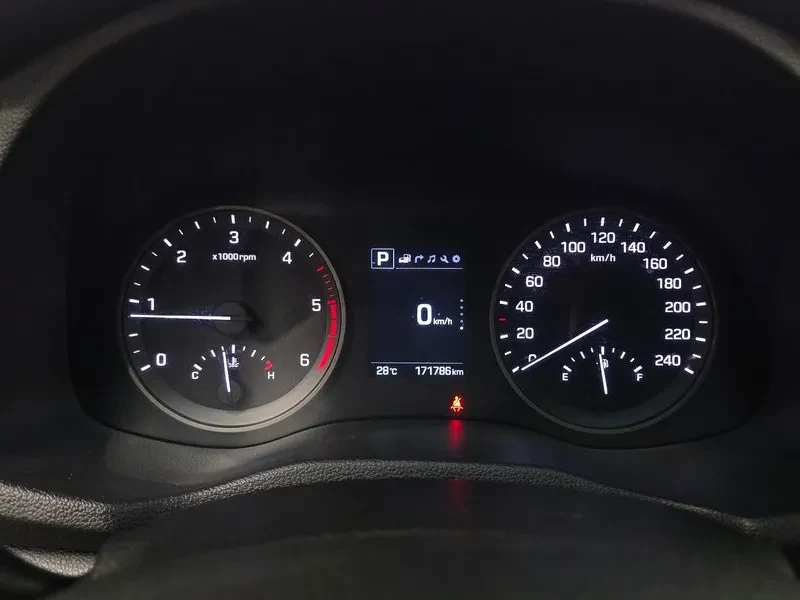 Hyundai Tucson 2.0 2WD STYLE, снимка 8 - Автомобили и джипове - 55801531