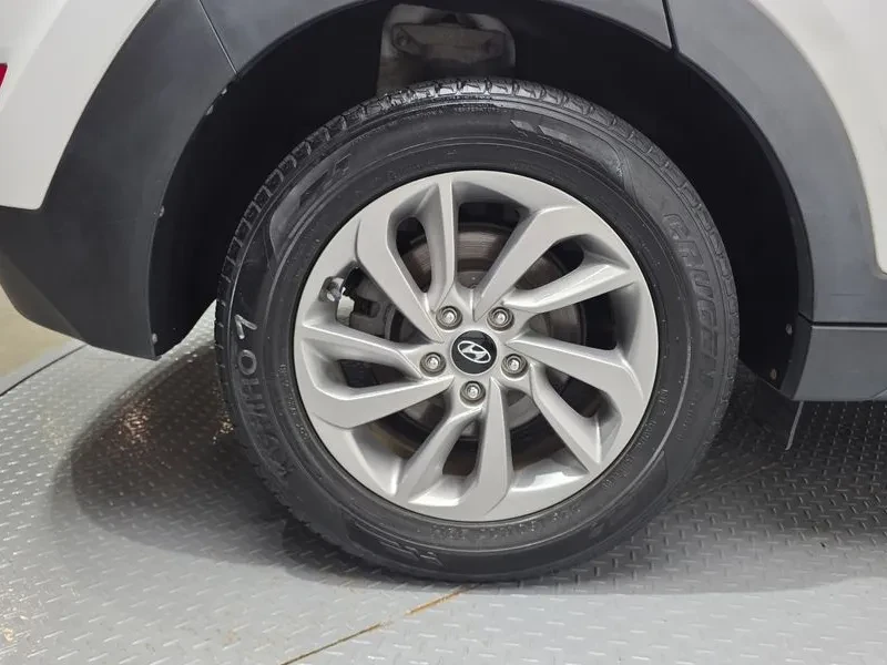 Hyundai Tucson 2.0 2WD STYLE, снимка 5 - Автомобили и джипове - 55801531