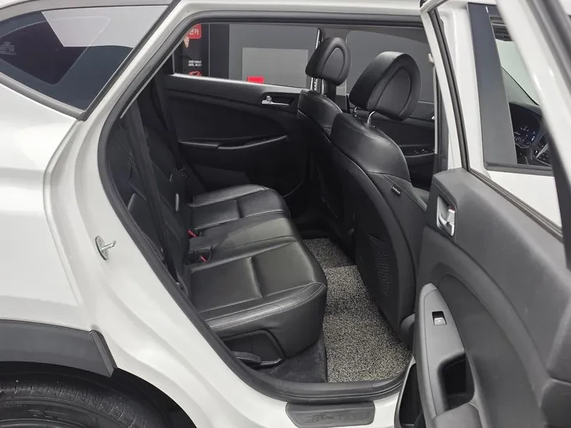 Hyundai Tucson 2.0 2WD STYLE, снимка 12 - Автомобили и джипове - 55801531