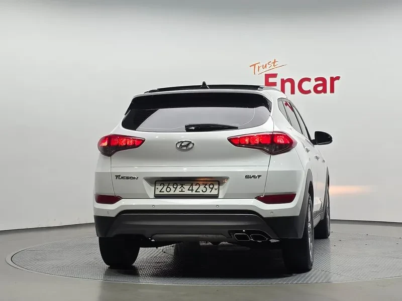Hyundai Tucson 2.0 2WD STYLE, снимка 4 - Автомобили и джипове - 55801531