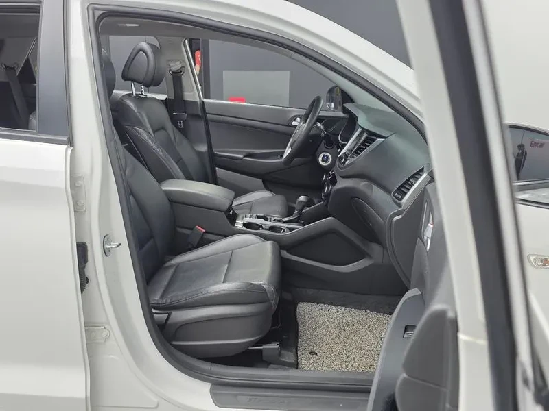 Hyundai Tucson 2.0 2WD STYLE, снимка 11 - Автомобили и джипове - 55801531