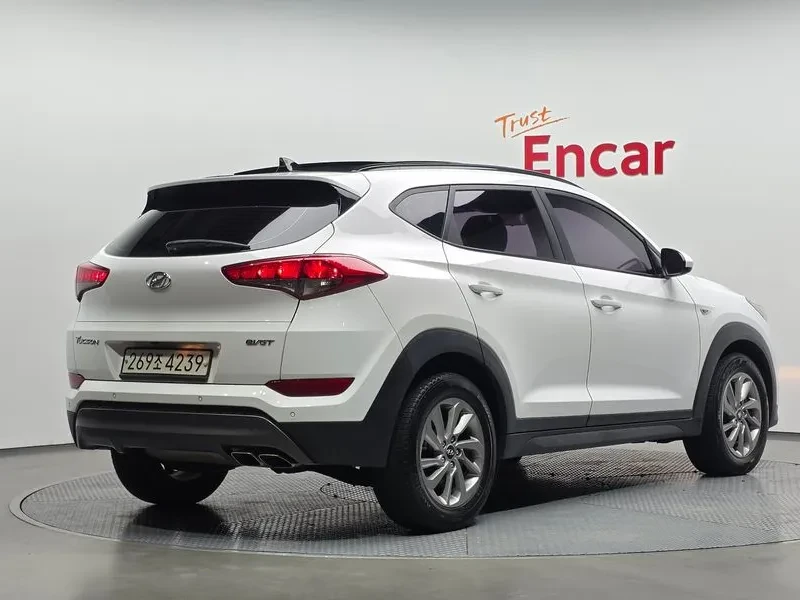 Hyundai Tucson 2.0 2WD STYLE, снимка 2 - Автомобили и джипове - 55801531