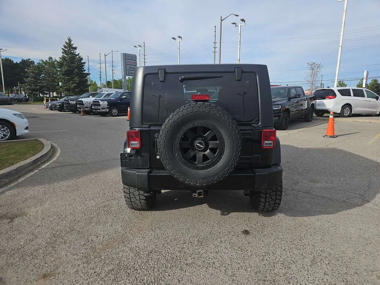 Jeep Wrangler * Sahara * CARFAX * АВТОКРЕДИТ БЕЗ ПЪРВОНАЧАЛНА, снимка 4 - Автомобили и джипове - 54630983