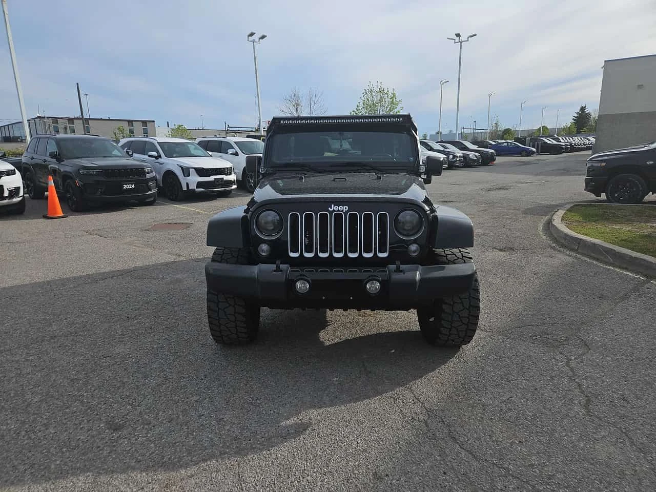 Jeep Wrangler * Sahara * CARFAX * АВТОКРЕДИТ БЕЗ ПЪРВОНАЧАЛНА, снимка 6 - Автомобили и джипове - 54630983
