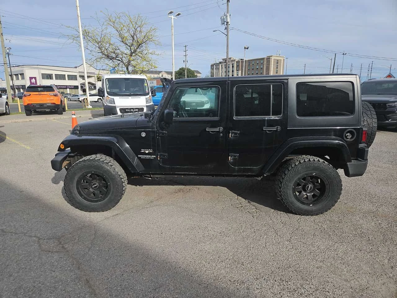 Jeep Wrangler * Sahara * CARFAX * АВТОКРЕДИТ БЕЗ ПЪРВОНАЧАЛНА, снимка 2 - Автомобили и джипове - 54630983