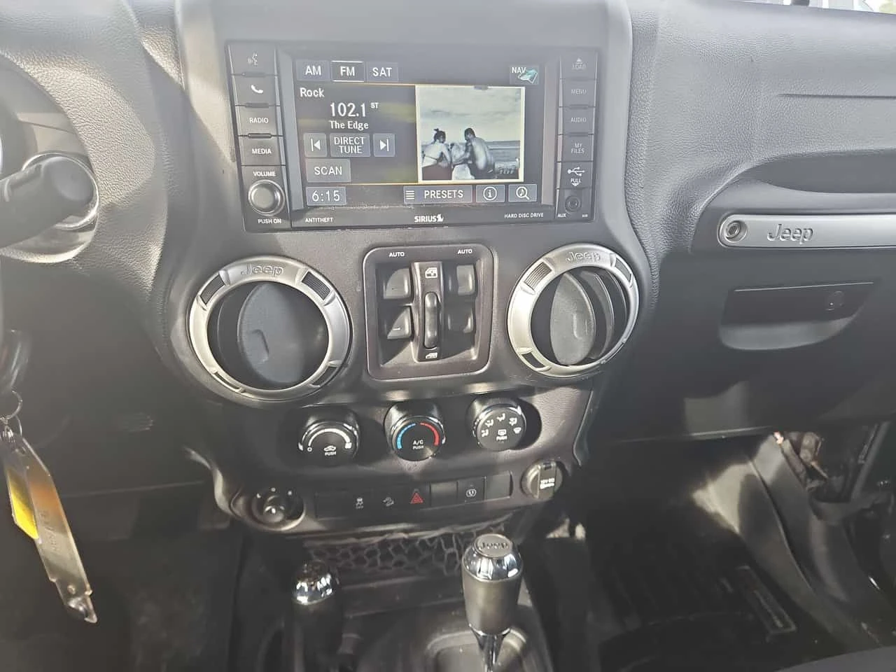 Jeep Wrangler * Sahara * CARFAX * АВТОКРЕДИТ БЕЗ ПЪРВОНАЧАЛНА, снимка 9 - Автомобили и джипове - 54630983