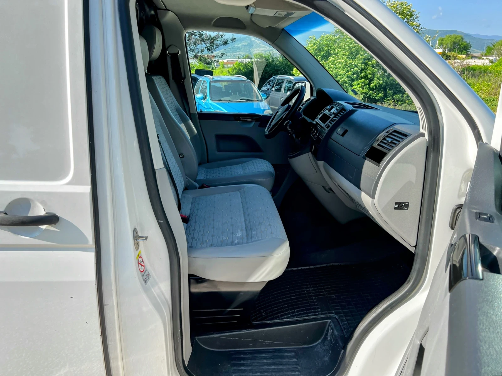 VW T5 2.0TDI 232000KM 6-SPEED, снимка 9 - Бусове и автобуси - 54498846