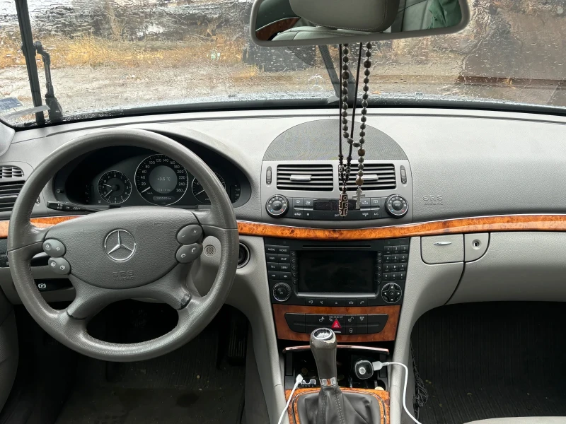 Mercedes-Benz E 220, снимка 5 - Автомобили и джипове - 48264371