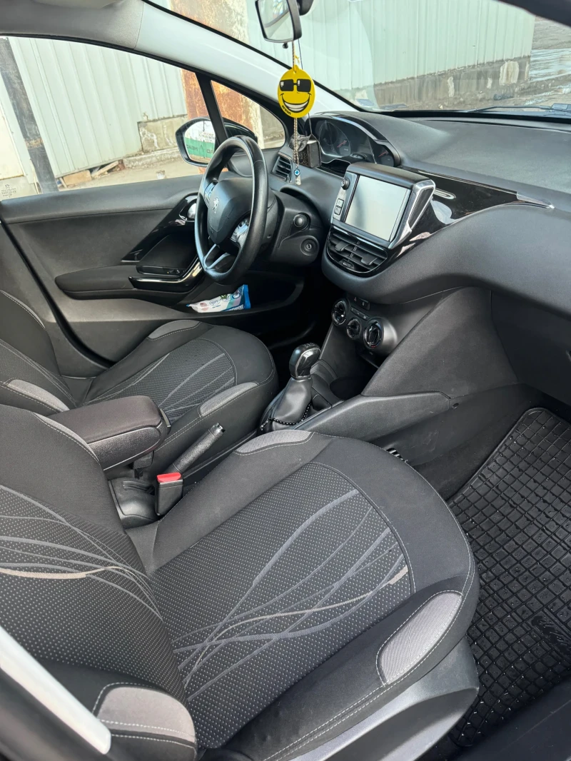 Peugeot 208, снимка 8 - Автомобили и джипове - 48937634