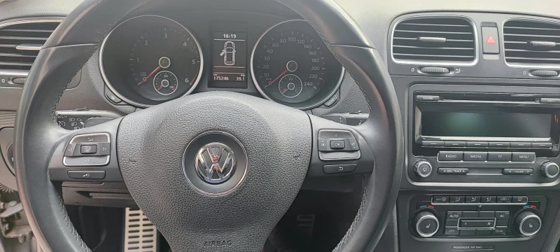 VW Golf 1.6 TDI, снимка 17 - Автомобили и джипове - 49512354