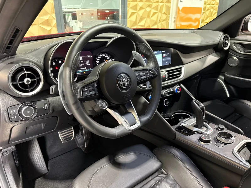 Alfa Romeo Giulia VELOCE/Q4/280HP/BI-XEN/H&K/CAM/MEMO/NAVI/322gpr, снимка 10 - Автомобили и джипове - 51723857