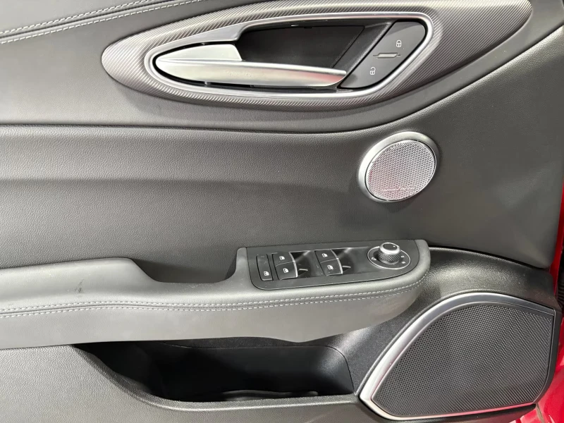 Alfa Romeo Giulia VELOCE/Q4/280HP/BI-XEN/H&K/CAM/MEMO/NAVI/322gpr, снимка 14 - Автомобили и джипове - 51723857